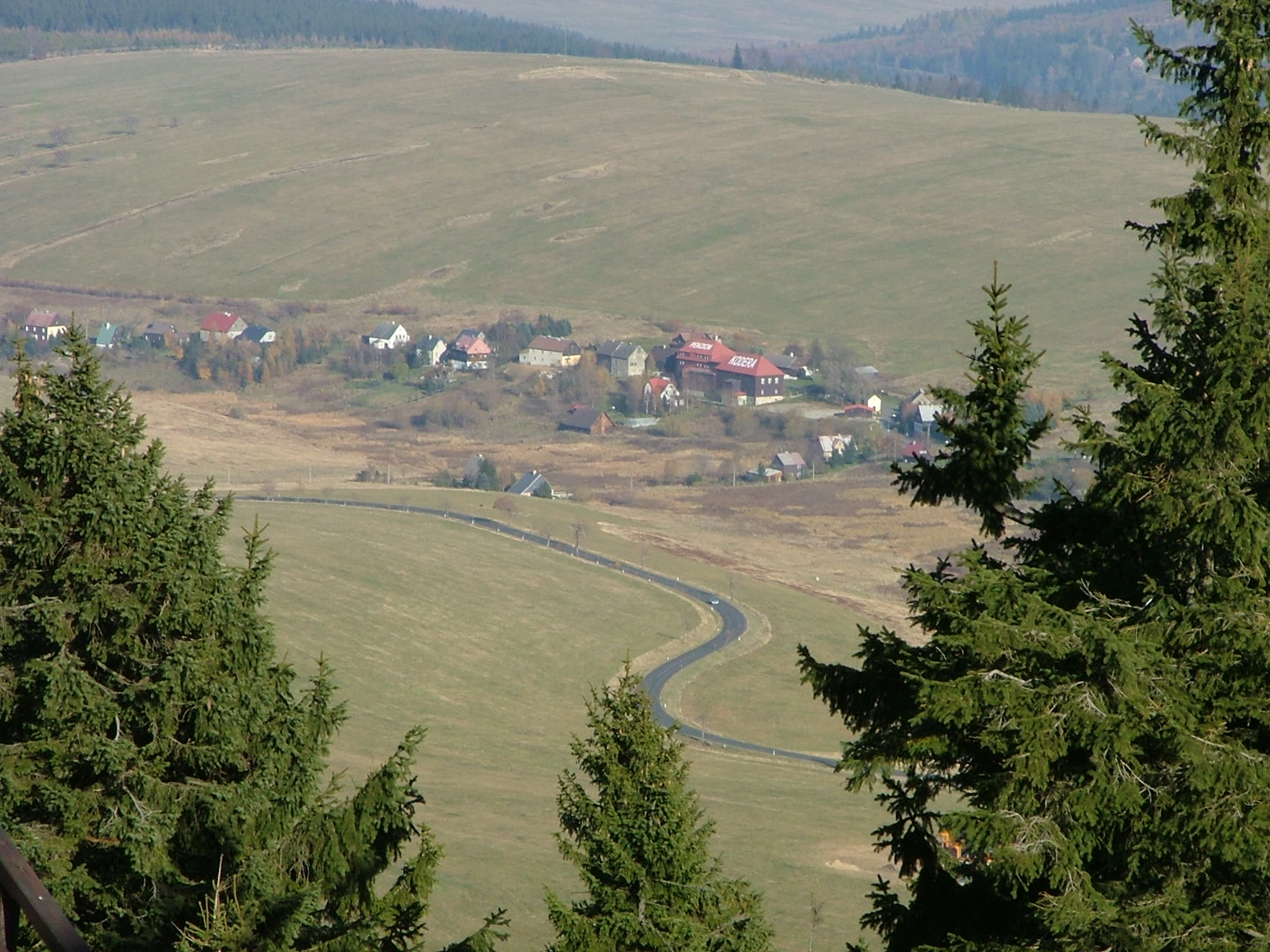 Pohled na horskou vesnici v údolí