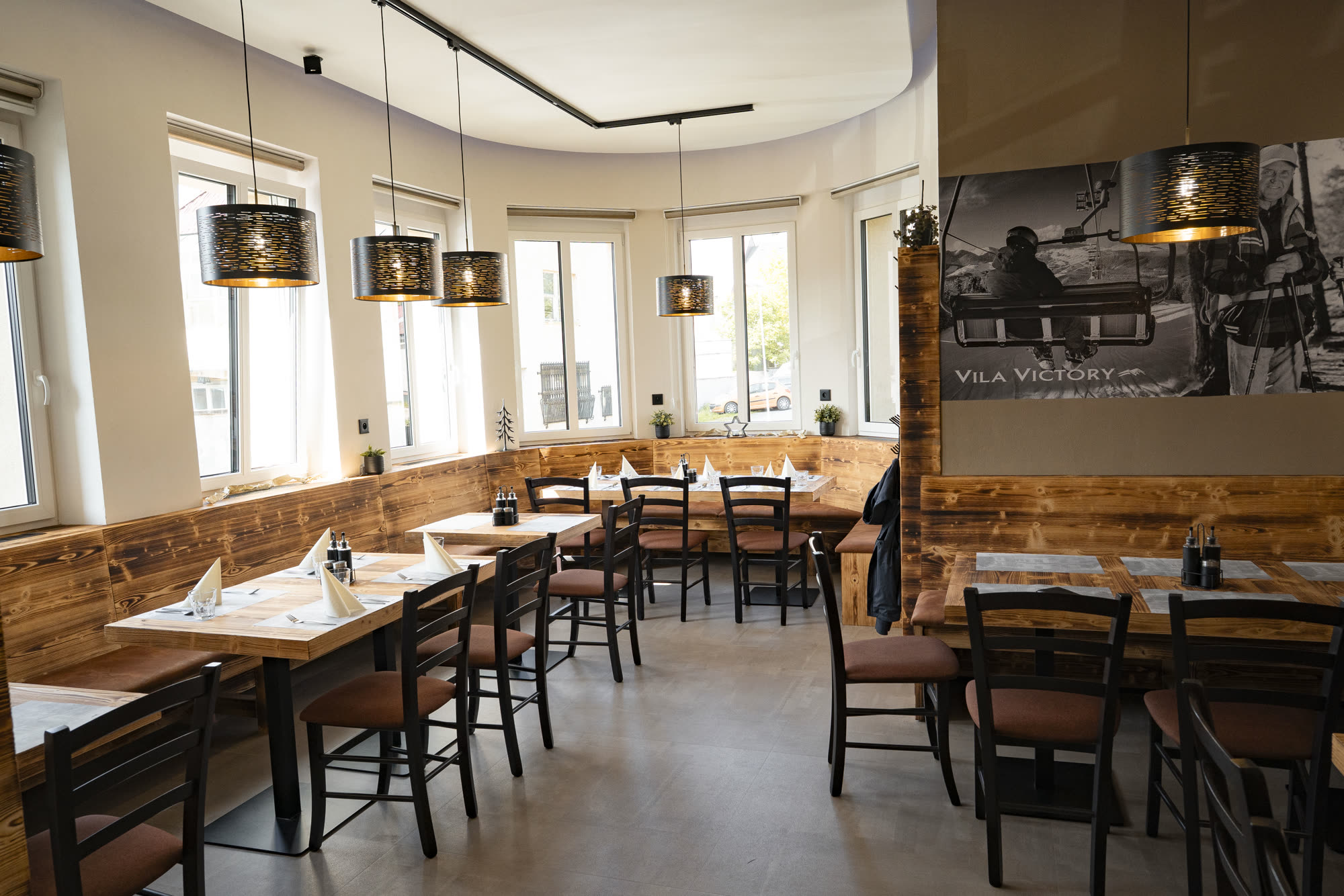 Interiér restaurace Vila Victory